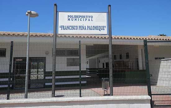 Entrada al Polideportivo Municipal «Francisco Peña Palomeque»