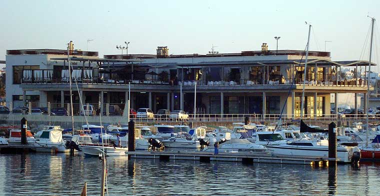 Embarcaderos junto al centro comercial